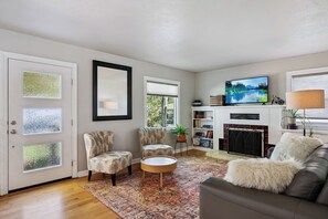 تلفزيون، مدفأة، كُتُب