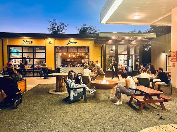 Outdoor dining - Charming Tudor On The Bench (Boise)