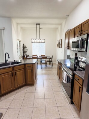 Fridge, microwave, oven, stovetop - Charming 3-bedroom house in beautiful Payson with AC (Payson)