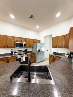 Fridge, microwave, oven, stovetop - Charming 3-bedroom house in beautiful Payson with AC (Payson)