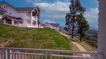Chambre Familiale, balcon, vue montagne | Jardin