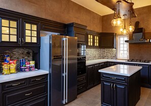 Kühlschrank, Geschirrspüler, Wasserkocher mit Kaffee-/Teezubehör