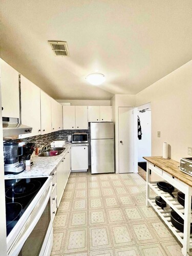 Lovely Penthouse 2 BR apartment with great views!