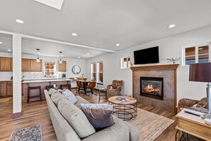 Televisión, chimenea y libros 