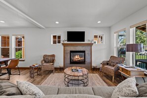 TV, fireplace, books - The Bear's Den - Dover ID (Dover)