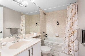 Secadora de cabello, bidet, toallas, jabón 