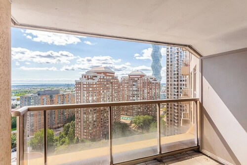 SkyView 2+1 Condo|Stunning Views|Steps to SQ1 Mall