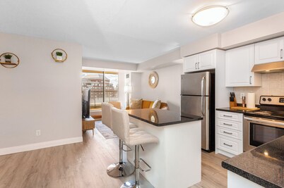 SkyView 2+1 Condo Stunning Views Steps to SQ1 Mall