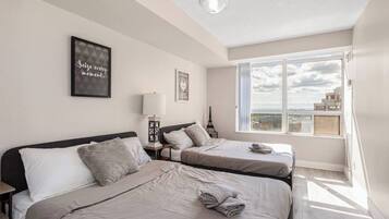 Escritorio, tabla de planchar con plancha, wifi y ropa de cama