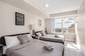 Bureau, fer et planche à repasser, Wi-Fi, draps fournis