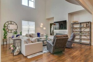 Télévision, cheminée