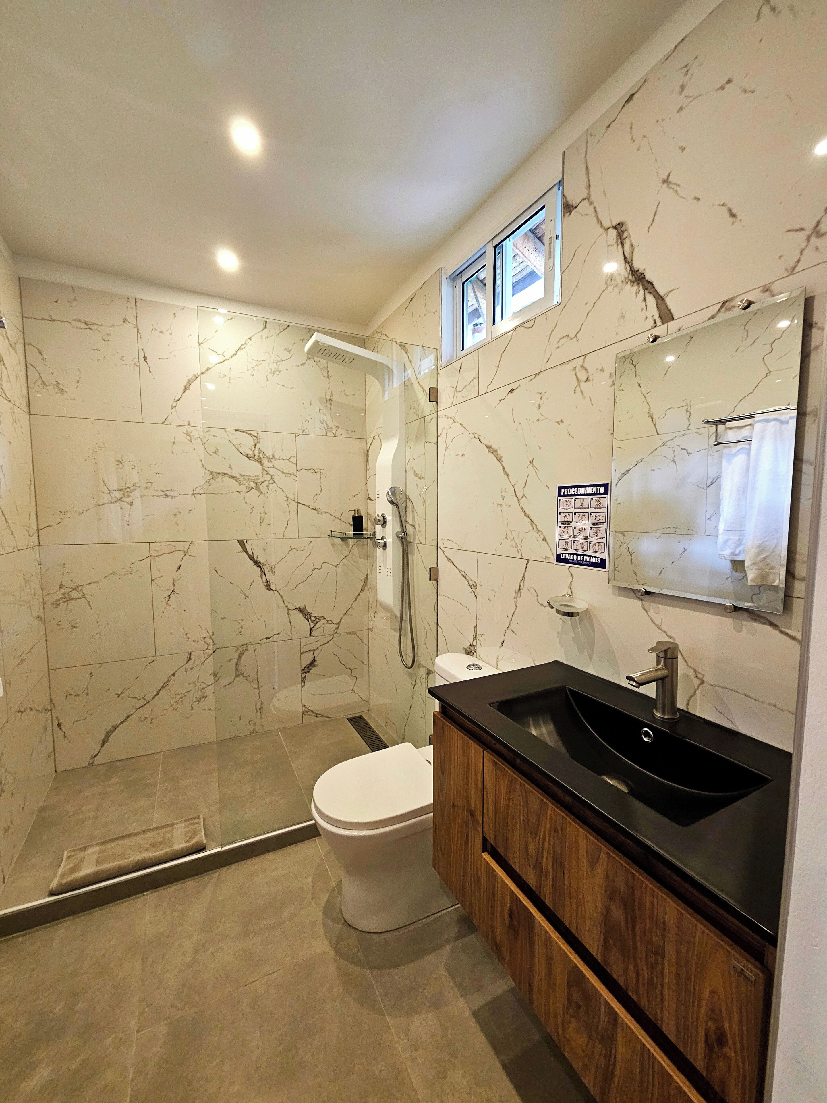 Dobbelt- eller tomannsrom – familie, flere senger, hageutsikt | Bad