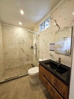 Family Double or Twin Room, Multiple Beds, Garden View | Bathroom