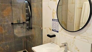 Family Double or Twin Room, Multiple Beds, Garden View | Bathroom