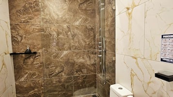 Habitación familiar con 1 cama matrimonial o 2 individuales, varias camas, vista al jardín | Baño