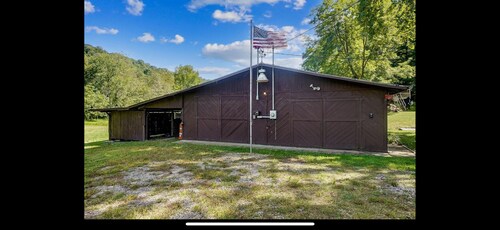 3-bedroom house in tranquil Laurelville with Swim Spa