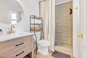 Douche, sèche-cheveux, serviettes fournies, savon