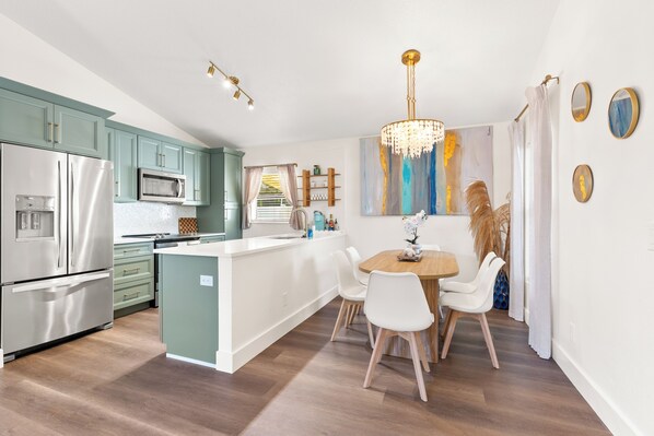 Microondas, horno, parrilla de estufa y lavavajillas 