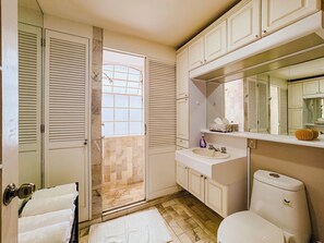 Douche, séchoir à cheveux, serviettes fournies, savon