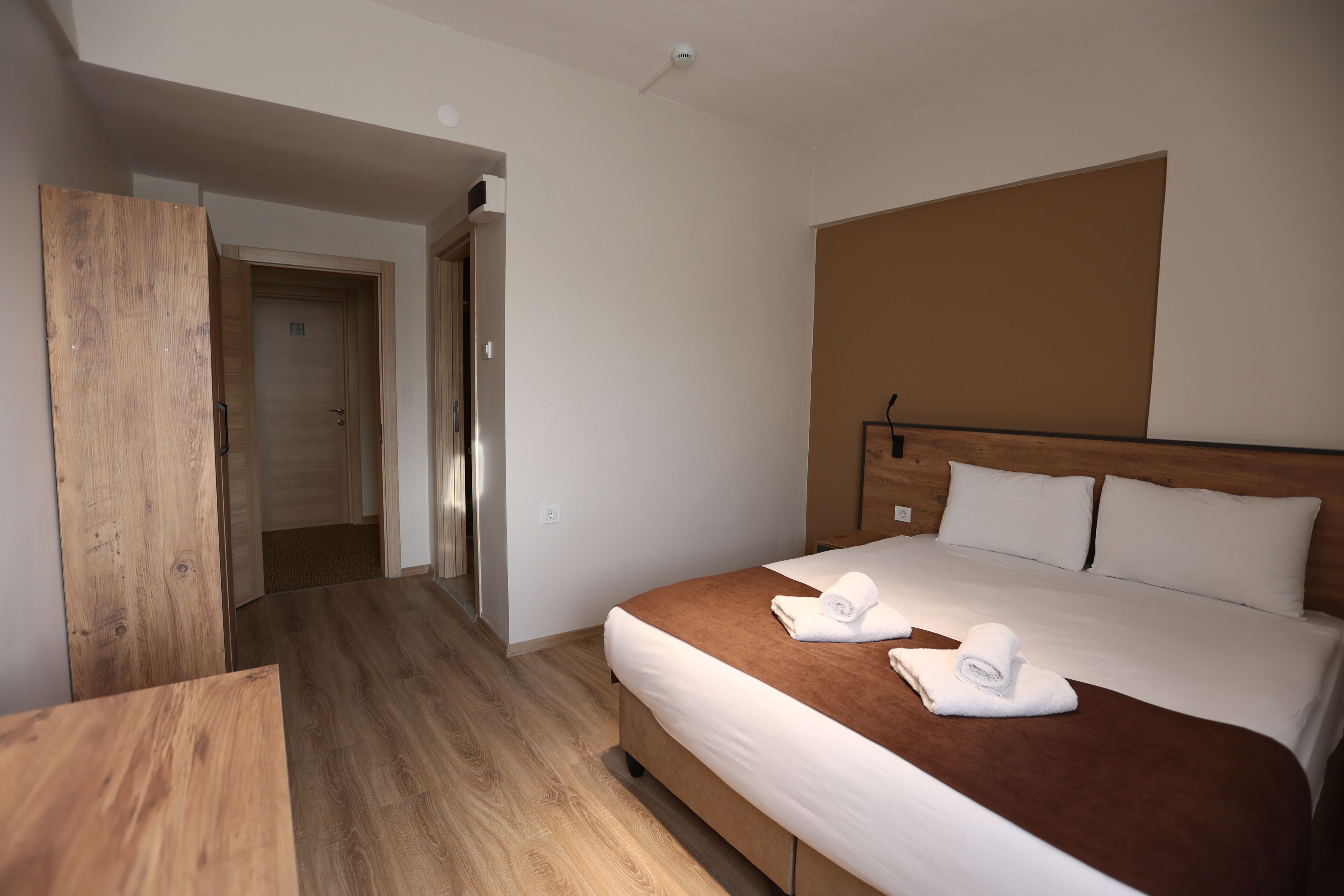 Classic Room, City View | Desk, laptop workspace, free WiFi