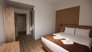 Escritorio, espacio para trabajar con laptop y wifi gratis