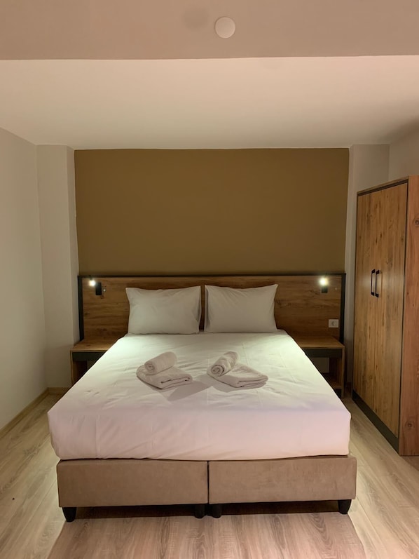 Classic Room, City View | Desk, laptop workspace, free WiFi
