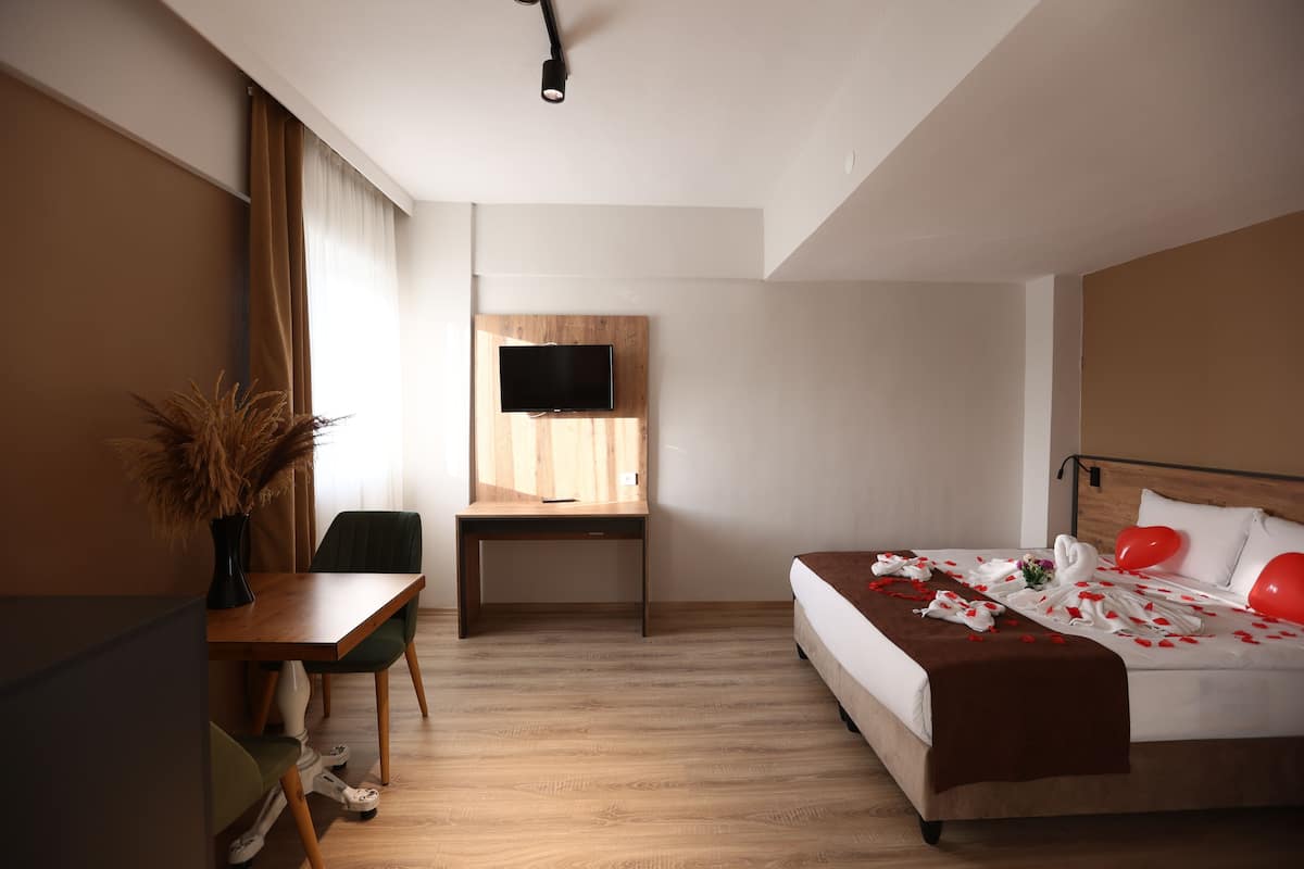 Quarto luxo | Escrivaninha, espaço de trabalho para notebook, Wi-Fi de cortesia