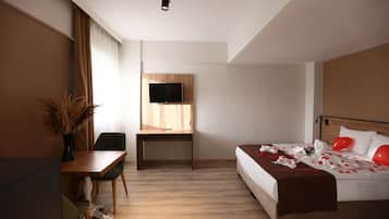 Kamar Deluks | Meja kerja, ruang kerja ramah laptop, dan Wi-Fi gratis