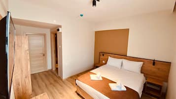 Classic Room, City View | Desk, laptop workspace, free WiFi