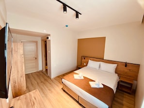 Classic Room, City View | Desk, laptop workspace, free WiFi
