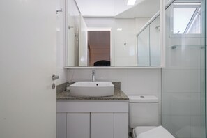 Secador de pelo, toallas y papel higiénico