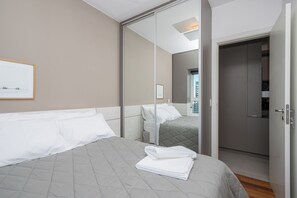 1 dormitorio, tabla de planchar con plancha, wifi y ropa de cama