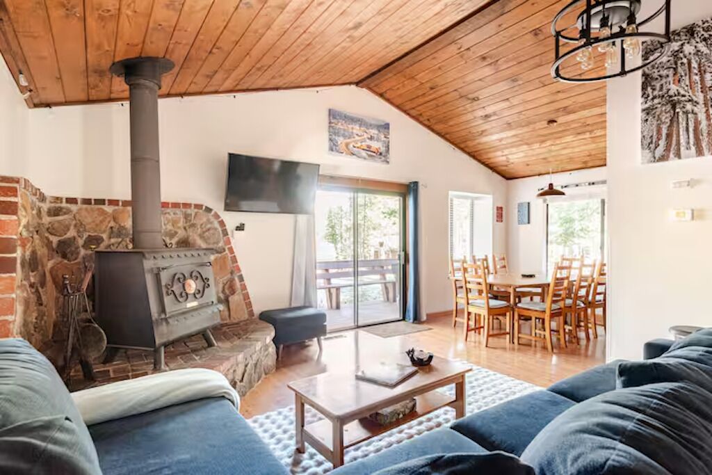 TV connectée, cheminée, écrans d'ordinateur