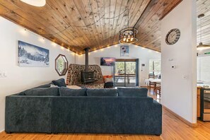Smart TV, fireplace, computer monitors - Hot Tub Home in Tahoe Donner – Truckee (Truckee)