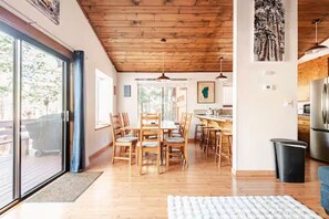 Dining - Hot Tub Home in Tahoe Donner – Truckee (Truckee)