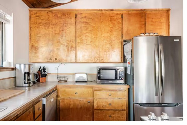 Fridge, microwave, oven, stovetop - Hot Tub Home in Tahoe Donner – Truckee (Truckee)