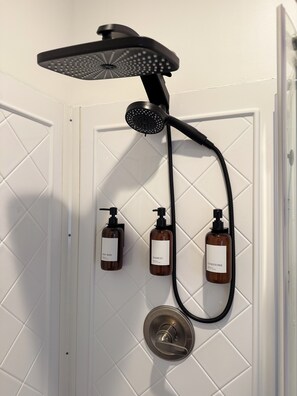 Bruser, hårtørrer, håndklæder, Sæbe