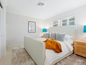 2 habitaciones, tabla de planchar con plancha y cuna de viaje 