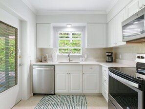 Mikrowelle, Ofen, Herdplatte, Geschirrspüler