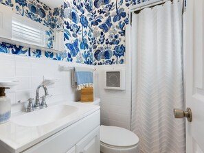 Shower, hair dryer, towels, soap - St. Armands Circle Vintage Beach Bungalow (Sarasota)