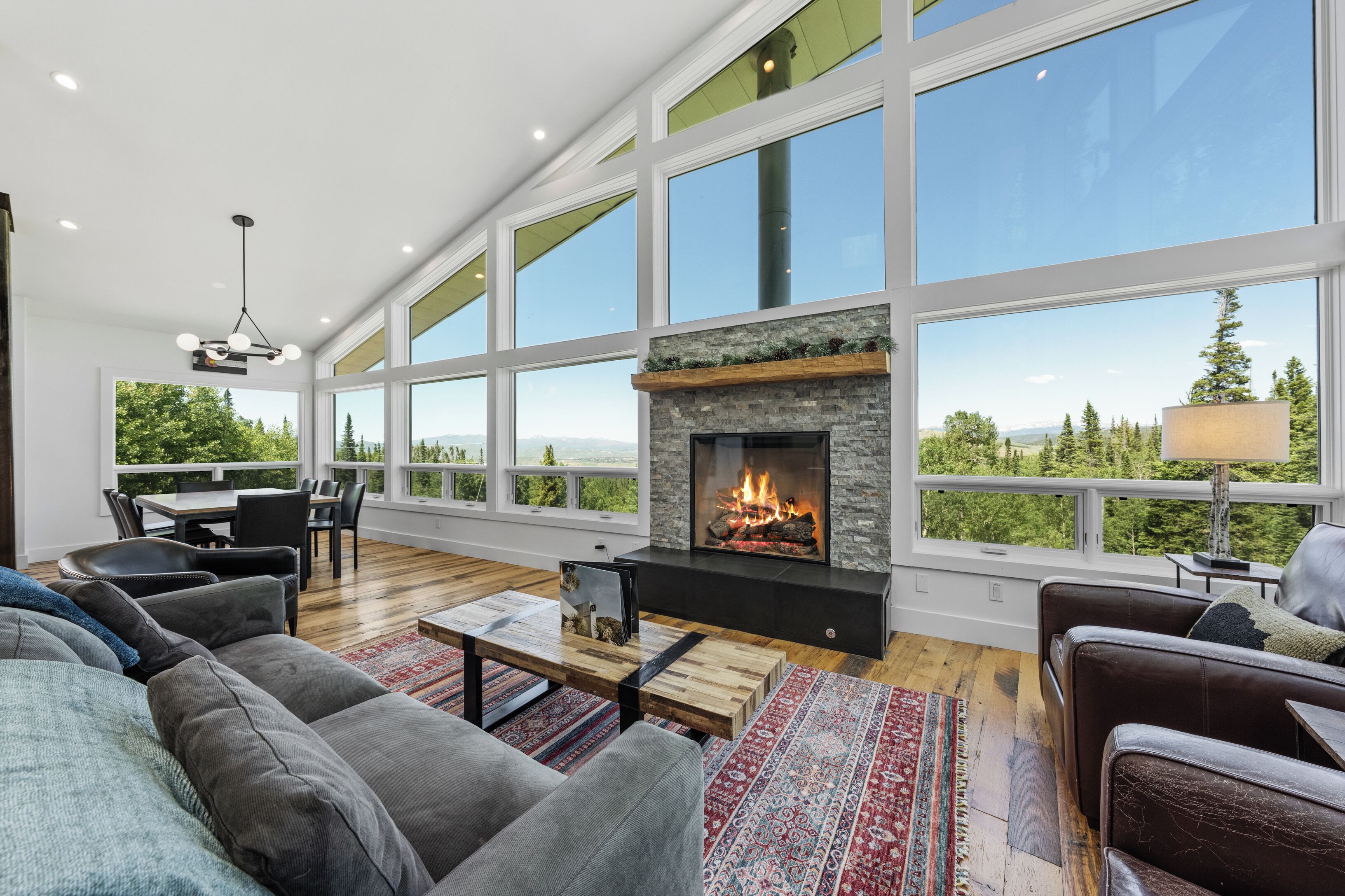 Smart-tv en een open haard