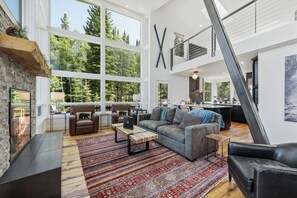 Smart TV, chimenea y impresora 