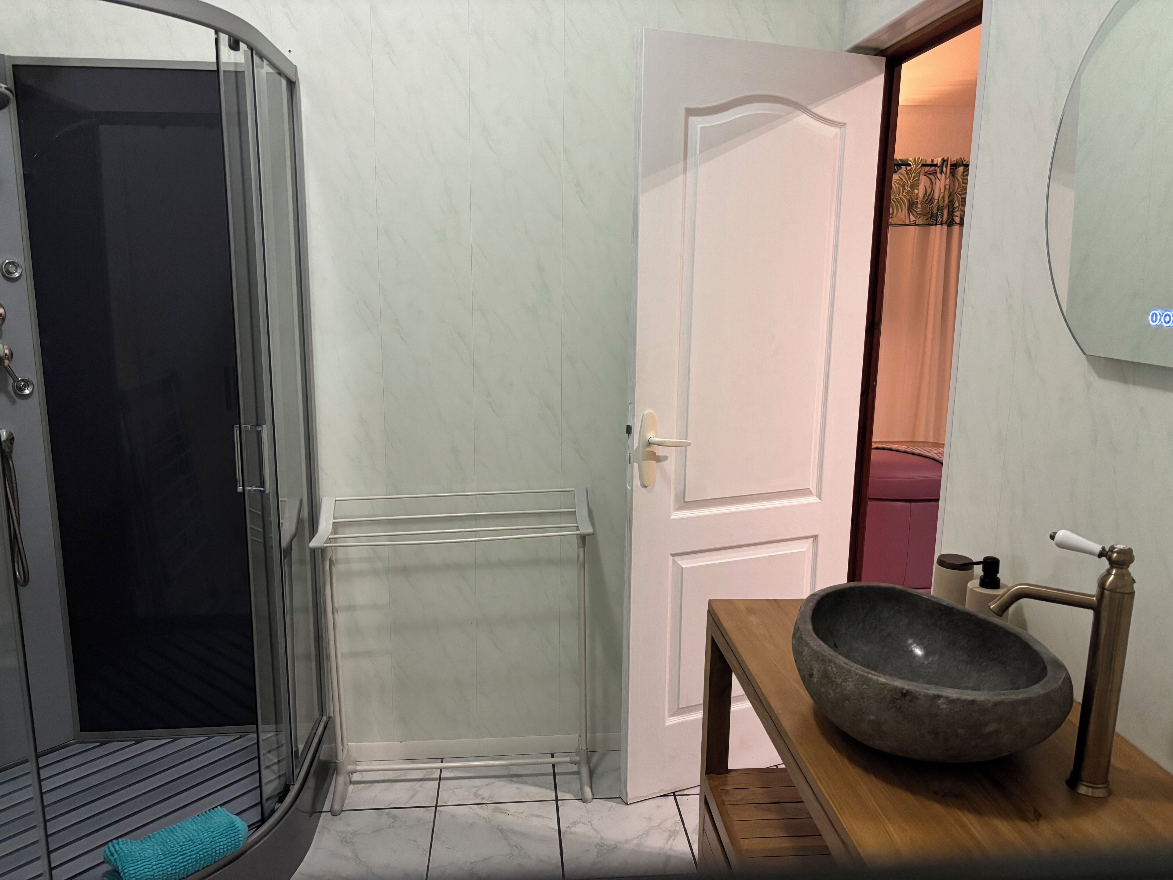 Douche, sèche-cheveux, serviettes fournies, savon
