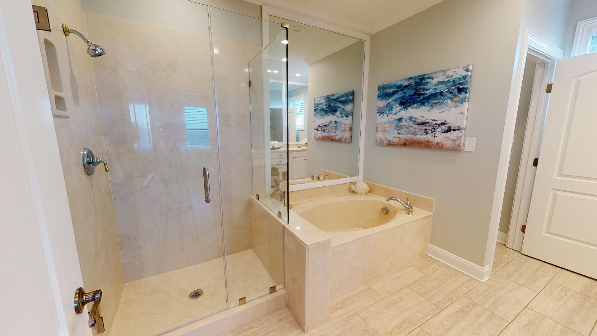 Ein modernes Badezimmer mit einer Glasdusche, einer freistehenden Badewanne und einem großen Spiegel.