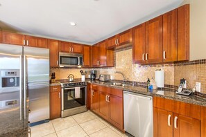 Condo (4 Bedrooms) | Cuisine privée | Four à micro-ondes, un four, lave-vaisselle, cafetiÚre-théiÚre