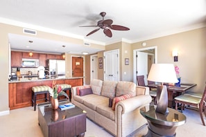 Condo (6 Bedrooms) | Living room