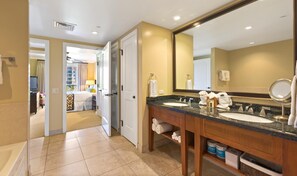 Huoneisto (4 Bedrooms) | Kylpyhuone | Suihku, designer-hygieniatuotteet