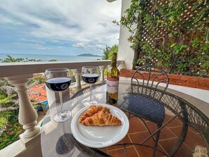 Outdoor dining - Ocean View Escape - Apt 34 - King + Twin - Walk to Beach (Tamarindo)