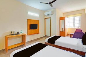 Family Suite, City View | Desk