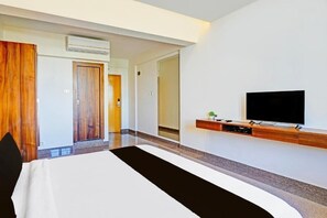 Basic Double Room, City View | Desk